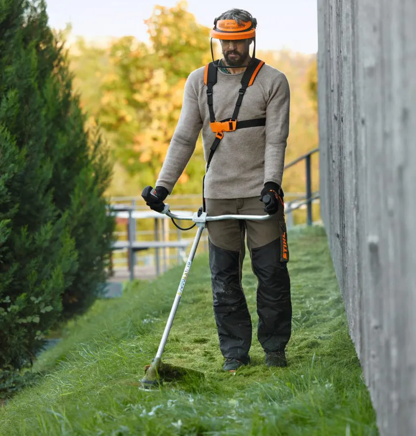 STIHL FSA 120 — kosa akumulatorowa Systemu AP do gęstej trawy i zarośli
